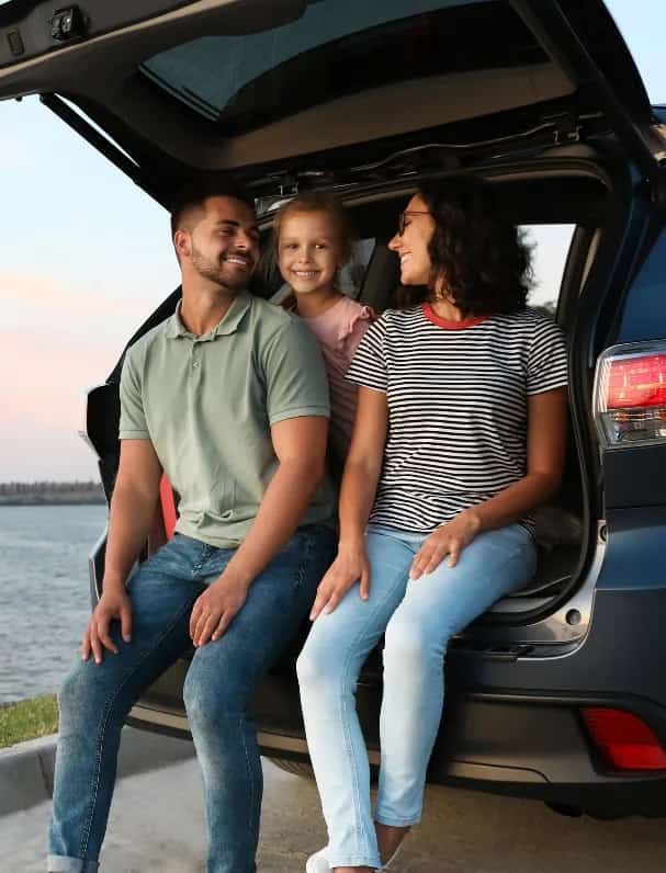 Happy family sitting in car trunk - Tonkin customer satisfaction